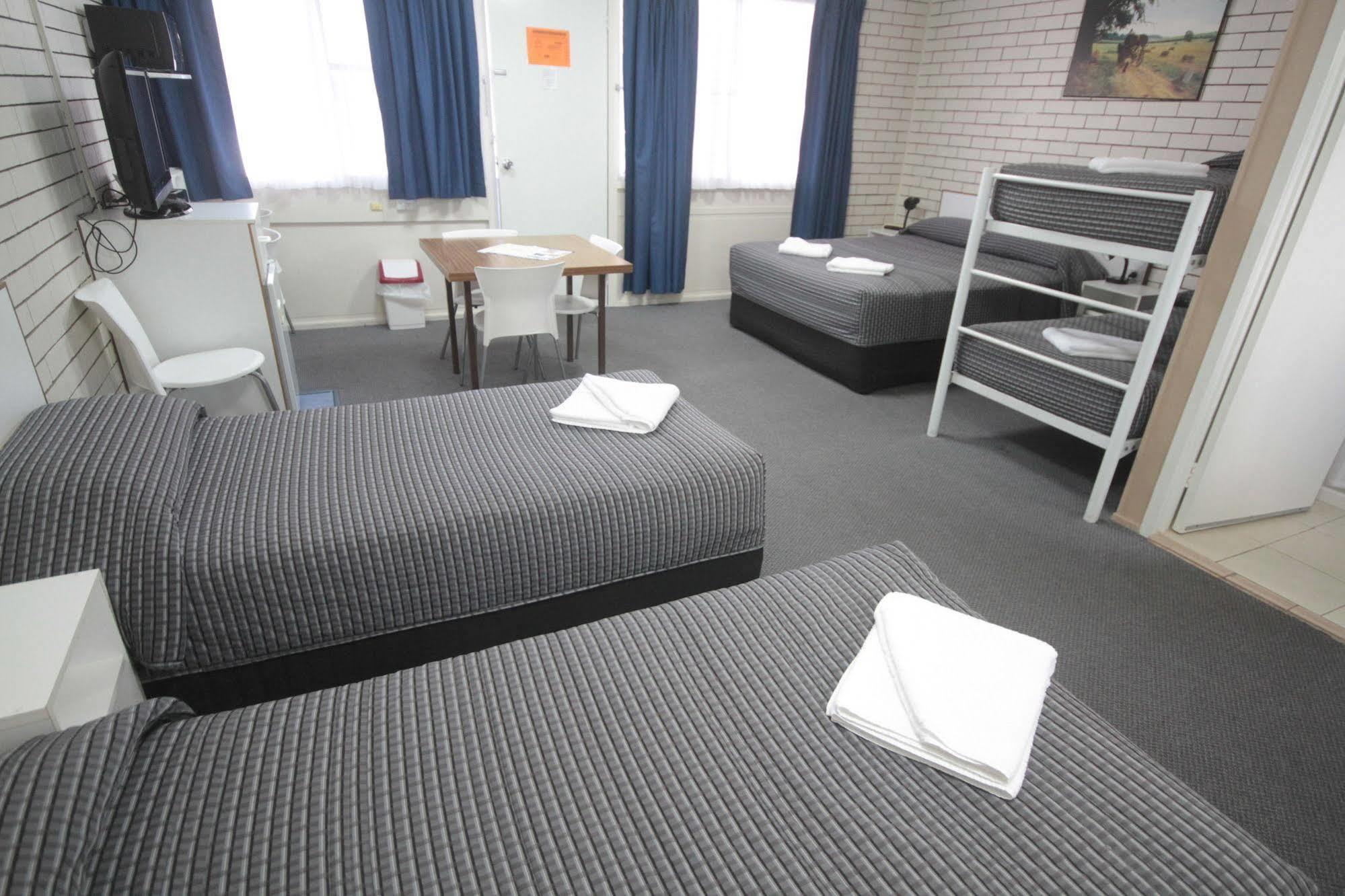 Binalong Motel Гундивинди Экстерьер фото
